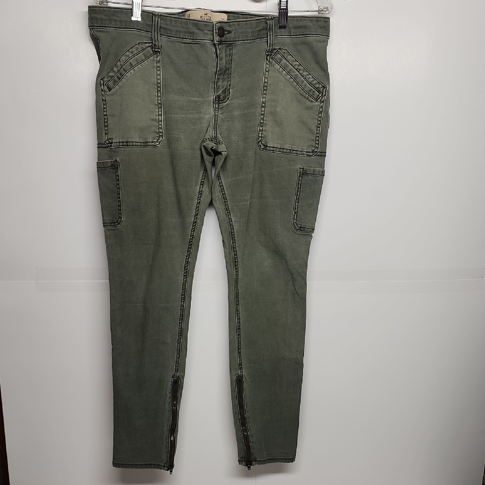 Hollister sz13 waist 31 olive green comfortable cargo pants with zipper details.